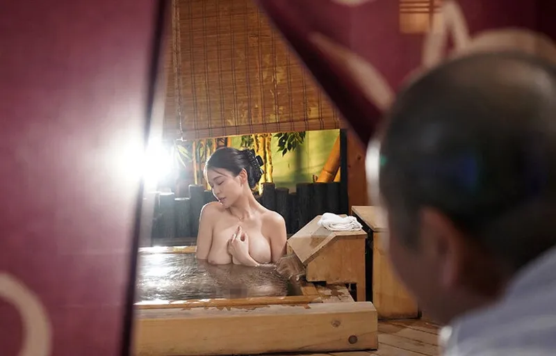 Người tình của con trai bị bố ông chồng nhìn trộm khi đang tắm rồi quan hệ đến mang thai